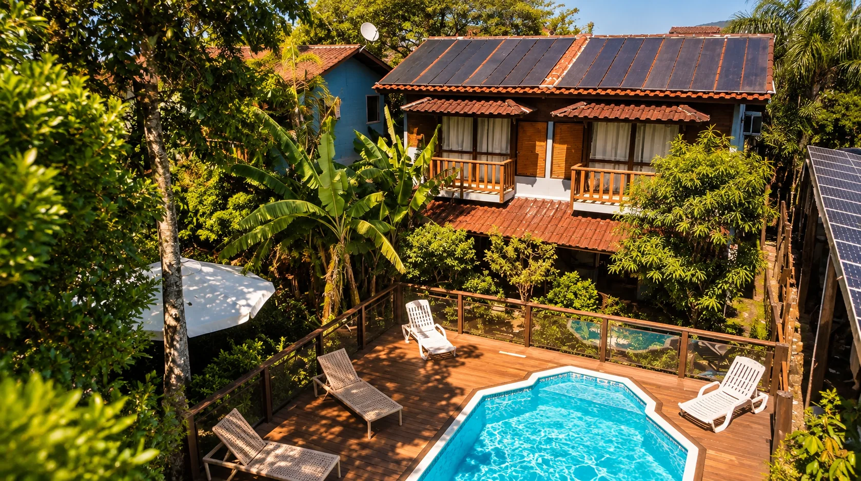 Piscina e área externa da Pousada Stolz na Guarda do Embaú